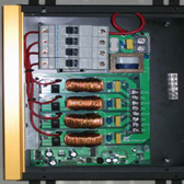 四通道调光输出，每通道最大电流AC 10A；每一个通道均具备10A 空气开关保护；共有1024级亮度调节；一个网络中具备256个区域以及65536个通道，如何设备中每一个均可任意寻址；采用RS485接口；兼容DMX512协议；本机可以存储256种场景；适用于白炽灯、射灯等AC供电灯具。
